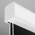 Modell 30 - Rullgardin i kassett för vägg eller takupphängning. Manövreras antingen med vit eller kromad kulkedja, mjukstängande softraise eller med motor. Rullgardinen går att få i olika tyger och mönster – och från transparenta till mörkläggande. Barnsäkerhet ingår. Minbredd: 300 mm. Maxbredd: 2400 mm. Minhöjd: 500mm. Maxhöjd: 2400 mm. (OBS: Bilderna på upphängning är inte exakta)