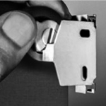 Modell 10 - Rullgardin med vinkelbeslag för vägg eller takupphängning. Manövreras antingen med vit eller kromad kulkedja, mjukstängande softraise eller med motor. Rullgardinen går att få i olika tyger och mönster – och från transparenta till mörkläggande. Barnsäkerhet ingår.