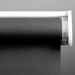 Modell 20 - Rullgardin med montageskena för vägg eller takupphängning. Manövreras antingen med vit eller kromad kulkedja, mjukstängande softraise eller med motor. Rullgardinen går att få i olika tyger och mönster – och från transparenta till mörkläggande. Barnsäkerhet ingår. Minbredd: 300 mm. Maxbredd: 2400 mm. Minhöjd: 500mm. Maxhöjd: 2400 mm. (OBS: Bilderna på upphängning är inte exakta)